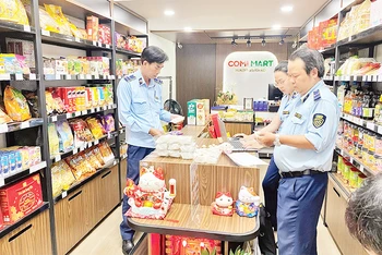 Lực lượng chức năng thành phố thu giữ nhiều bánh trung thu không rõ nguồn gốc, xuất xứ.