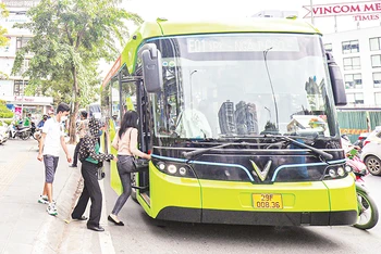 Xe buýt điện ngày càng được nhiều người dân Hà Nội sử dụng.