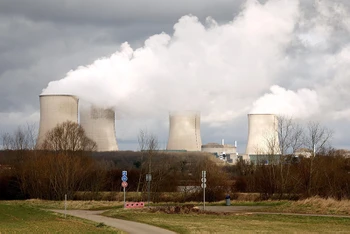 Khói bốc lên từ một nhà máy ở Cattenom, Pháp. (Ảnh REUTERS)