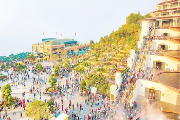 Đông đảo du khách đến tham quan núi Bà Đen trong dịp đầu xuân. (Ảnh MINH ANH)