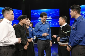 Lãnh đạo Trung ương Đoàn trao đổi với các đại biểu thanh niên bên lề Diễn đàn "Tiếng nói tuổi trẻ-Hành động của Đoàn" năm 2024.