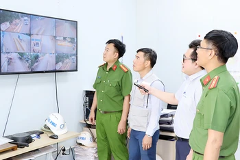 Cán bộ, chiến sĩ Đồn Công an sân bay Long Thành phối hợp Ban Quản lý Dự án sân bay kiểm soát phương tiện ra vào khu vực dự án.