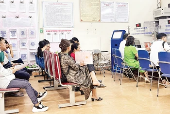 Người dân đến làm thủ tục tại Văn phòng Đăng ký đất đai Hà Nội, chi nhánh huyện Thanh Trì.