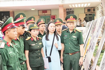 Các chiến sĩ thế hệ hôm nay nghe giới thiệu về lịch sử hào hùng của thế hệ trước trên đường Hồ Chí Minh huyền thoại.