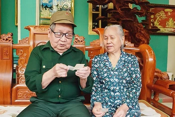 Chiến sĩ Điện Biên Nguyễn Hữu Chấp xem lại những kỷ vật lưu giữ từ chiến dịch Điện Biên Phủ.