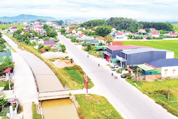 Quốc lộ 7, đoạn qua xã Vĩnh Thành (huyện Yên Thành) được nâng cấp, tạo điều kiện thuận lợi cho người dân đi lại.
