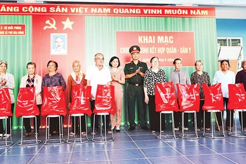 Cấp ủy, chính quyền xã Phú Hòa Đông (huyện Củ Chi, Thành phố Hồ Chí Minh) cùng Tổng cục II (Bộ Quốc phòng) phối hợp Bộ Tư lệnh Thành phố Hồ Chí Minh (Quân khu 7) trao quà cho gia đình chính sách trên địa bàn huyện Củ Chi.