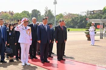 Tổng Bí thư Tô Lâm và Tổng Bí thư, Chủ tịch Trung Quốc Tập Cận Bình cùng các đại biểu thành kính tưởng nhớ Chủ tịch Hồ Chí Minh.