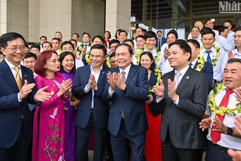Chủ tịch Quốc hội Trần Thanh Mẫn với các đại biểu, người lao động tiêu biểu của ngành dầu khí.