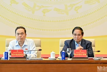 Bí thư Đảng ủy Chính phủ, Thủ tướng Chính phủ Phạm Minh Chính và Bí thư Đảng ủy Quốc hội, Chủ tịch Quốc hội Trần Thanh Mẫn chủ trì hội nghị.