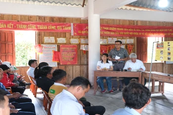Cán bộ Viện Vật lý địa cầu tuyên truyền và hướng dẫn các kỹ năng ứng phó động đất cho người dân huyện Kon Plông.