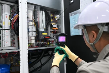 Kỹ sư của Tổng Công ty Mạng lưới Viettel kiểm tra hệ thống cơ điện tại trạm cập bờ ADC