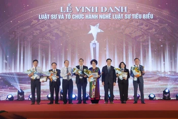 Vinh danh Luật sư, tổ chức hành nghề luật sư tiêu biểu giai đoạn 2021-2023. (Ảnh: Liên đoàn Luật sư Việt Nam)