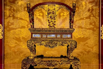 Trung tâm Bảo tồn di tích cố đô Huế đã đưa ngai vua triều Nguyễn về kho bảo quản, đồng thời trưng bày bản phục chế để tiếp tục phục vụ du khách. (Ảnh: CÔNG HẬU-XUÂN HIẾU)