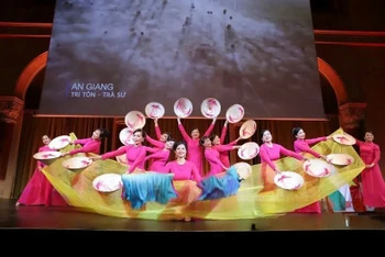 Lễ kỷ niệm 50 năm Ngày Giải phóng miền nam, thống nhất đất nước của Việt Nam được tổ chức tại Hungary. (Ảnh TTXVN)