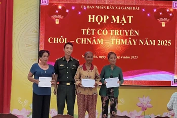 Đồn Biên phòng Gành Dầu trao tặng quà cho một số hộ đồng bào dân tộc Khmer.
