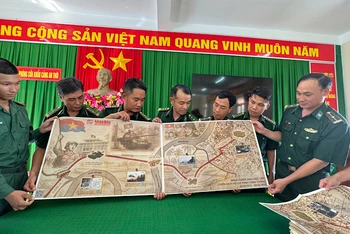 Cán bộ, chiến sĩ hồ hởi xếp hình bản đồ đường tiến công trong chiến dịch Hồ Chí Minh.