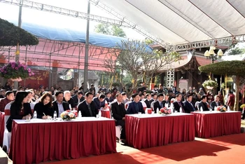 Đại diện lãnh đạo thành phố Vinh, các sở, ban, ngành cùng đông đảo nhân dân và du khách dự lễ kỷ niệm. (Ảnh: Minh Quân)