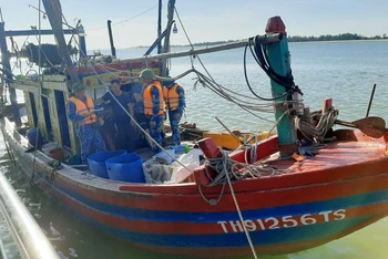 Lực lượng chức năng lập biên bản xử lý tàu cá vi phạm.