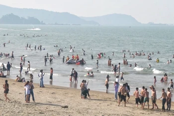 Bãi cát thoải, trắng mịn, nước biển trong xanh như níu du khách ở lại với biển Cửa Lò.