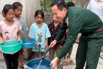 Bàn giao công trình nước sạch cho các nhà trường phục vụ sinh hoạt cho các cháu học sinh.