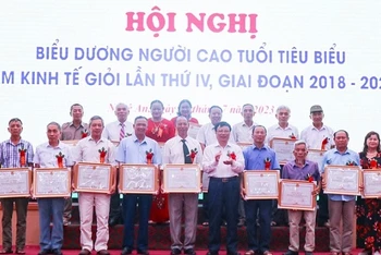 Tặng Bằng khen cho các cá nhân xuất sắc trong phong trào phát triển kinh tế. (Ảnh: Thanh Phúc)