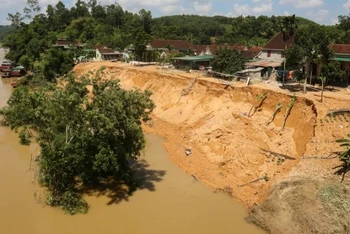 Sạt lở nghiêm trọng bờ sông Lam đoạn qua xóm 1, Lạng Khê.