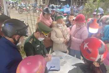 Cấp thẻ ra, vào chợ biên giới cho bà con.