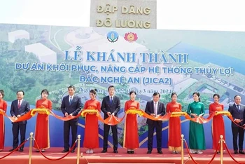 Lãnh đạo Bộ Nông nghiệp và Phát triển nông thôn cùng các đại biểu cắt băng khánh thành dự án.