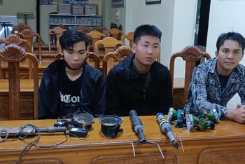 Các đối tượng cùng bộ kích điện tang vật bị Đồn Biên phòng Phúc Sơn phát hiện xử lý.