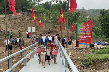 Niềm vui của dân bản và các cháu học sinh bản Nhôn Mai ngày khánh thành cầu qua suối khe Hỷ.