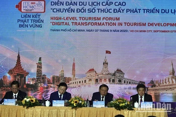 Các đại biểu chủ trì diễn đàn.