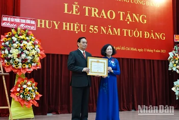 Đồng chí Trương Thị Mai, Thường trực Ban Bí thư, Trưởng Ban tổ chức Trung ương trao Huy hiệu 55 năm tuổi Đảng cho đồng chí Lê Hồng Anh.