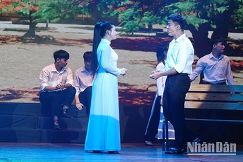 Khang (Võ Minh Lâm) và Phượng (Kim Luận) có một tình yêu trong sáng.