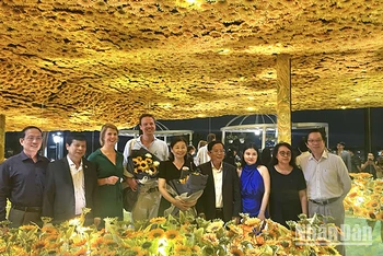 Các đại biểu chụp ảnh lưu niệm bên cánh đồng hoa hướng dương. Van Gogh có niềm đam mê mãnh liệt với loài hoa này.