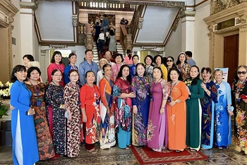 Du khách tham quan trụ sở Hội đồng nhân dân, Ủy ban nhân dân Thành phố Hồ Chí Minh trong dịp Tết Dương lịch 2024.