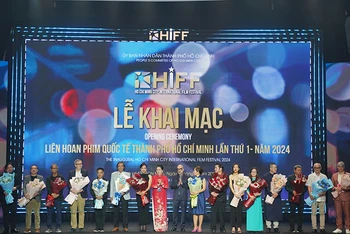 Ban tổ chức tặng hoa cho thành viên ban giám khảo Liên hoan phim.