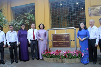 Các đại biểu thực hiện nghi thức hoàn thành giai đoạn 1 công trình.