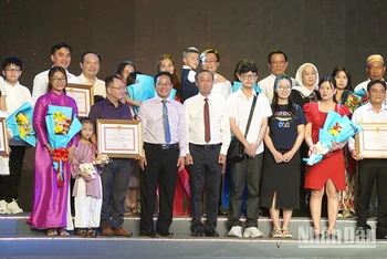 Tuyên dương các gia đình văn hóa- hạnh phúc tiêu biểu.