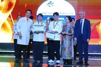 Ông Vũ Thế Bình, Chủ tịch Hiệp hội Du lịch Việt Nam (bìa phải) trao giải đặc biệt cho các thí sinh tham gia cuộc thi.