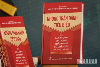 Bìa cuốn sách “Những trận đánh tiêu biểu của Lực lượng vũ trang Thành phố Hồ Chí Minh giai đoạn 1945-1989”.