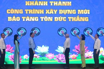 Các đại biểu thực hiện nghi thức khánh thành công trình xây mới Bảo tàng Tôn Đức Thắng.