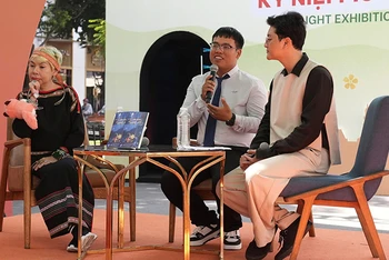 Tác giả Tâm An (giữa) trong buổi ra mắt sách.