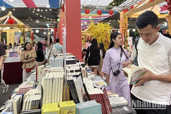 Khách tham quan Lễ hội Đường sách Tết Ất Tỵ trong ngày mùng 1 Tết.
