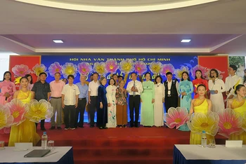 Đồng chí Nguyễn Văn Nên, Ủy viên Bộ Chính trị, Bí thư Thành ủy Thành phố Hồ Chí Minh chụp ảnh lưu niệm với các đại biểu, nhà thơ, nhà văn trong chương trình.