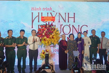 Các đại biểu chụp ảnh lưu niệm với gia đình cố họa sĩ Huỳnh Phương Đông.