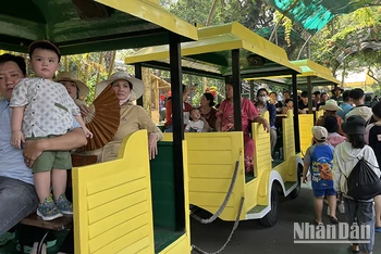 Rất đông khách tham quan đến Thảo Cầm Viên Sài Gòn trong ngày 7/4. (Ảnh M.H).