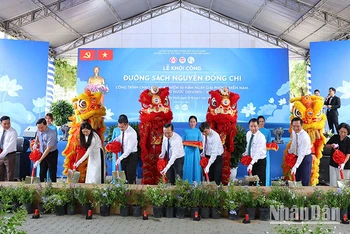 Các đại biểu thực hiện nghi thức khởi công xây dựng Đường sách Nguyễn Đổng Chi, Quận 7, Thành phố Hồ Chí Minh. (Ảnh: M.H).