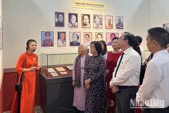 Các đại biểu tham quan trưng bày. (Ảnh M.H)