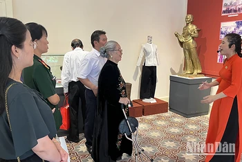 Khách đến tham quan trưng bày "Hành trình 40 năm - câu chuyện từ những hiện vật" tại Bảo tàng Phụ nữ Nam bộ. (Ảnh M.H).